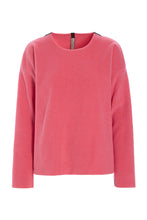 Load image into Gallery viewer, NORMAL FIT -
This classic pullover with a round neck is an absolute wardrobe essential. The boxy shape makes it suitable for most body types and ensures that you don’t have to adjust it every time you get up and move around.
Add this timeless classic to your wardrobe in your favourite colour and throw it on when the Monday morning clothing crisis announces its arrival.
- 100% EU production
- 70% polyester min. 50% recycled
- 30% viscose
- OEKO-TEX® STANDARD 100 cert. no. 2176-347 DTI
- Machine wash and hang