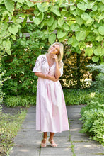 Load image into Gallery viewer, Amanda suit is a light and feminine dress with short sleeves and a v-neck. The dress has beautiful embroidered details at the chest and closes with a tie at the front, which gives an elegant and casual look.

The dress is true to size.

- Ties
- V-neck
- Short sleeves
- Embroidered details at the chest

Quality: 100% Cotton