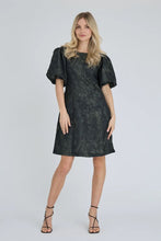 Load image into Gallery viewer, The Aria dress is a mini dress in a structured jacquard material. The dress is tight-fitting and has short puff sleeves. The dress has a round neckline and a nice neckline at the back that closes with buttons and a zipper.

The dress is true to size

- Jacquard material
- Fine necklines
- Puff sleeves

Quality: 100% Polyester
Washing instructions:

Follow instructions on care label