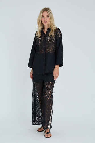 Clara Shirt is a feminine shirt with elegant lace details on the front. The shirt has a button closure all the way down, a classic collar and wide, three-quarter length sleeves for a casual yet stylish look.

The shirt is true to size.

- Transparent lace at the front
- Classic collar
- Wide sleeves in 3/4 length

