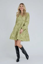 Load image into Gallery viewer, Ida dress is a short dress in a floral textured pattern with a loose fit. The dress has long sleeves and a V-neck.

The dress is true to size.

- Long sleeves
- V-neck

Quality: 100% Polyester