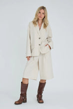 Load image into Gallery viewer, Lina blazer is a classic and modern blazer in a light and structured material. It has long sleeves, a lapel collar and a button closure at the front, which gives an elegant and timeless look. The fit is slightly relaxed, which makes the blazer easy to style both for everyday life and more formal occasions.

The blazer is a bit large in size.

- Oversize
- Button closure at the front
- Long sleeves
Quality: 50% Cotton, 30% Linen, 20% Polyester