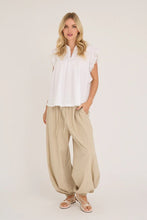 Load image into Gallery viewer, Avery top is a feminine top with ruffle details at the sleeves, which gives a light and decorative look. It has a loose fit and a simple cut that makes it easy to style with both trousers and skirts. The fine details at the shoulders add an elegant touch.

The top is normal in size.

- Top with ruffle sleeves
- Loose fit
- Feminine details
- Light and elegant look

Quality: 100% Cotton
