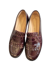 Load image into Gallery viewer, Leather loafers from&nbsp;Babouche Lifestyle&nbsp;match any outfit.

Gold adds a touch of glamour, while the colour black gives the whole a strong and timeless foundation.

These shoes combine style and comfort, and fringes and studs add an element of luxury and texture.

They are perfect for making a statement with an outfit, whether it's a chic evening look or a casual, yet sophisticated look.