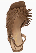 Load image into Gallery viewer, BABOUCHE fringe sandals, perfect for a summery, boho-chic look. The playfully flowing fringes add movement and character to every step, while the design creates a casual elegance. Ideal for effortlessly elevating a casual outfit or adding a stylish finishing touch to a festival or holiday look.