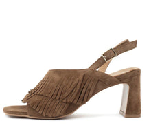 Load image into Gallery viewer, BABOUCHE fringe sandals, perfect for a summery, boho-chic look. The playfully flowing fringes add movement and character to every step, while the design creates a casual elegance. Ideal for effortlessly elevating a casual outfit or adding a stylish finishing touch to a festival or holiday look.