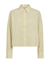 Load image into Gallery viewer, CMBLAIRE-SHIRT is a cropped shirt in a premium woven yarn dyed fabric with a concealed front button fastening, a straight over-size fit and long sleeves with a adjustable cuffs.




Yarn dyed woven organic cotton
Straight cropped oversize-Fit
Classic shirt collar
Concealed button placket and adjustable cuffs
CPH MUSE logo embroidery