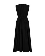 Load image into Gallery viewer, CMPOPPI-DRESS is a dress in a premium material with subtle sewing details, a wide skirt with pleats as well as an open back with button fastening in the neck. In addition, the dress has an adjustable drawstring at the waist for an elegant look.

Subtle stitching
Wide skirt with pleats
Open back
Button fastening in the neck
Adjustable drawstring at the waist