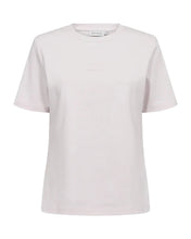 Load image into Gallery viewer, CMMUSE-TEE is a T-shirt in a soft, heavy material with a slim fit, short sleeves, ribbing, a round neckline and an embroidered logo detail on the front that gives a minimalist look


Slim fit
Short sleeves
Ribbing
Rounded neckline
Embroidered logo detail
