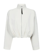 Load image into Gallery viewer, he CMTAILOR jacket is a jacket in the iconic, stylish Tailor fabric with a logo printed lining, a high collar, a zip fastening, a pleat at the bottom and a logo embossed leather detail on the back for an elegantly draped effect.


Logo pattern lining
High collar
Zip fastening
Darts at the bottom
Logo embossed leather detail