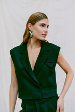 Load image into Gallery viewer, CMTAILOR-SHORT-WAISTCOAT is a short waistcoat in a premium material with logo printed lining, a loose fit, concealed front fastening and a V-neck with lapel.


Concealed fastening
V-neck
Lapel
Short
Loose fit
