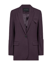 Load image into Gallery viewer, CMTAILOR-JACKET is a jacket in the iconic, delicious Tailor quality with a logo patterned lining, wide shoulders, button closure, V-neckline with lapels, a regular fit with a waist focus, slit at the back and front pockets.

Lined
Broad shoulders
Regular fit with waist focus
V-neckline with lapel
Front pockets