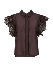 Load image into Gallery viewer, A shirt in the iconic, delicious quality that contains a lot of lyocell. The shirt has a hidden button closure on the front and short sleeves with lace and hand-sewn flowers that give an elegant sneak peek to the arm.

Short sleeves
Button closure
Lace
Hand-sewn flowers