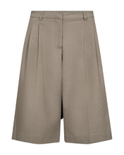 Load image into Gallery viewer, CMTAILOR-PANTS is a pair of high-waisted capri shorts in a premium material with concealed button and zip fastening, pleats in the waist and creases for a refined look.


High-waisted capri trousers
Concealed hook and zip fastening
Pleats
Creases
Refined look
