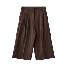 Load image into Gallery viewer, CMTAILOR-PANTS is a high-waisted, tailored Bermuda shorts in a structured woven quality. The silhouette is defined by sharp pleats at the front and precise creases that create a clean line. The straight-wide legs end around the knee. Belt loops and discreet piped pockets at the back complete the classic look.


Structured woven quality
High-waisted model with belt loops
Knee-length Bermuda model with width
Pleats and press pleats at the front
Slanted pockets at the front and welt pockets at the back