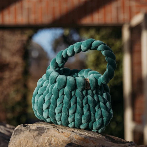 A delicate statement piece that adds effortless elegance to any outfit. Perfect for both special occasions and everyday wear, the Mini Velvet Cake Bag is made from ultra-soft, chunky velvet—compact yet undeniably eye-catching.