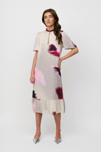 Load image into Gallery viewer, CRETON Bellassy dress An elegant, effortless dress that can be styled both casually and more refined. Wear it with flat sandals for everyday wear or with pointed heels and a simple bag for a more polished look.

Light and flowing silhouette
Short, wide sleeves
High neck with small slit at the front
Discreet side pockets
Ruffle trim at the bottom
Graphic, artistic print

Material
58% rayon, 48% viscose

A soft and lightweight quality with a beautiful drape that feels comfortable against the skin.
