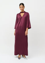 Load image into Gallery viewer, The Jassa Dress combines a minimalist, relaxed shape with elevated details—the gathered collar, keyhole neckline, and lustrous burgundy fabric give the dress an elegant occasion wear feel while maintaining a modern, effortless silhouette.
Long sleeves


Deep V-shaped opening at the back Waist belt


High neckline/collar.