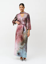 Load image into Gallery viewer, CRÉTON Jassa dress

Multicolour watercolour-style print in pink, mauve, and dark brown tones.

Long sleeves

Deep V-shaped opening at the back Waist belt

High neckline/collar.