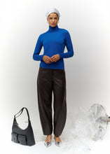 Load image into Gallery viewer, CRÉTON Laura Roll neck

A roll neck that folds over once and sits snugly around the neck.

Slim, body-skimming silhouette without being overly tight.

Smooth, lightweight knit with a soft texture and subtle stretch.

Long, fitted sleeves with simple narrow cuffs.

Straight hem that sits around the hips.