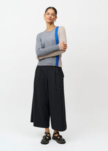 Load image into Gallery viewer, CRÉTON Middy Blouse crew-neck sweater


Classic round crew neck in

Long sleeves with a ribbed texture

Slim to fitted silhouette