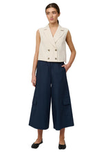 Load image into Gallery viewer, CRETON Nemma pants A modern pair of trousers with a clean and casual look.

Loose, straight leg width with slightly cropped length
Elastic waist for comfort
Large sewn-on side cargo pockets
Discreet side pockets
Simple stitching at leg opening

Material
100% cotton

A lightweight, breathable and durable fabric that feels comfortable against the skin and has a natural, matte surface with a nice drape.