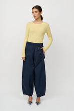 Load image into Gallery viewer, CRETON Redmi pants A casual and modern trouser with a clean look. Style it with a simple shirt and ballerinas for a light look, or wear it with knits and flat shoes for a more casual look.

Loose, straight, full-length leg width
Elastic waist for comfort
Large patch pockets at the back and side
Discreet side pockets
Simple, clean stitching along the legs

Material
&nbsp;100% cotton A lightweight, breathable and durable fabric that feels comfortable against the skin.