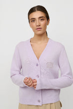 Load image into Gallery viewer, CRETON Sora cardigan A versatile wardrobe staple - perfect for layered styling or as a sophisticated statement piece. A must-have that can be styled for both everyday use and elegant occasions: Long-sleeved cardigan

V-neckline

Monogram with glitter on chest

Ribbed cuffs at collar, bottom and sleeves

Merino wool and cashmere