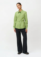 Load image into Gallery viewer, Classic shirt collar and button-through closure
Decorative wrap-around detail that can be tied and styled in multiple ways
Long sleeves with cuffs and light volume
Pleats on your back provide a relaxed fall