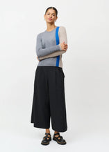 Load image into Gallery viewer, Casual cargo pants with wide, slightly curved legs
Elastic waist with belt loops
Large cargo pockets on the sides and back
Decorative metal hook at the waist
Tinted logo detail on back pocket

Styling
A modern pair of trousers with a sporty and functional look. Style it with a chunky knit and sneakers for everyday wear, or pair it with a feminine shirt and loafers for a stylish contrast.

Material
100% polyester

A light, durable and dimensionally stable quality that is comfortable to wear and keeps the vol