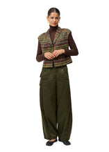 Load image into Gallery viewer, CRETON Redmi pants A casual and modern trouser with a clean look. Style it with a simple shirt and ballerinas for a light look, or wear it with knits and flat shoes for a more casual look.

Loose, straight, full-length leg width
Elastic waist for comfort
Large patch pockets at the back and side
Discreet side pockets
Simple, clean stitching along the legs

Material
&nbsp;100% cotton A lightweight, breathable and durable fabric that feels comfortable against the skin.