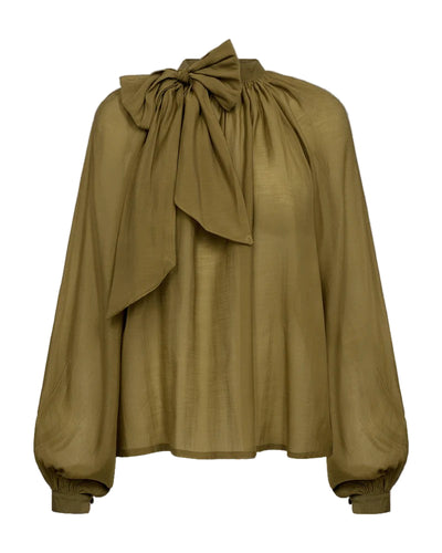 TILLY BLOUSE is a blouse in an exclusive quality with an extravagant, detachable bow detail on the high collar, pleat details, a slit with fabric buttons on the back, as well as long raglan sleeves with a voluminous balloon effect and button closure. Extravagant detachable bow detail High collar Pleat details Loose fit Long raglan sleeves with voluminous balloon effect.