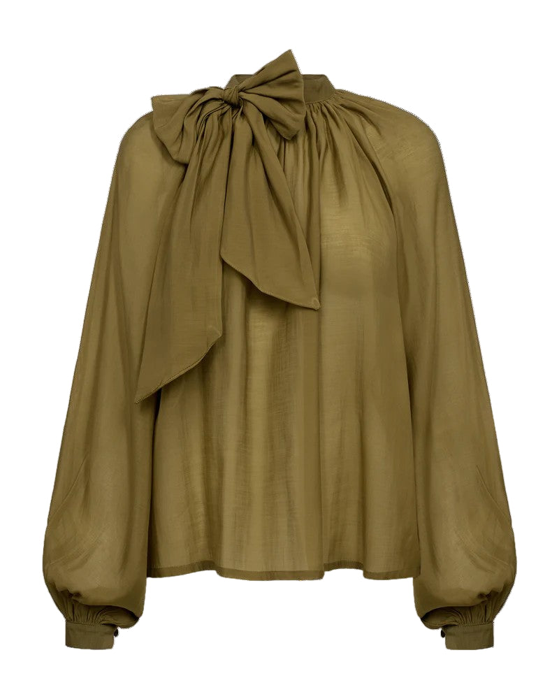 TILLY BLOUSE is a blouse in an exclusive quality with an extravagant, detachable bow detail on the high collar, pleat details, a slit with fabric buttons on the back, as well as long raglan sleeves with a voluminous balloon effect and button closure. Extravagant detachable bow detail High collar Pleat details Loose fit Long raglan sleeves with voluminous balloon effect.