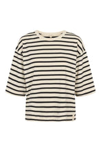 Load image into Gallery viewer, Boxy t-shirt made in 100% GOTS certified organic cotton.

This boxy-fit t-shirt features 2/4 sleeves and a classic O-neck for a relaxed, modern look. The logo label at the hem adds a subtle touch of branding to this casual essential.

The full length is 60 cm in size S.

- GOTS Certified
- Boxy fit
- 2/4 sleeves
- O-neck
- Logo label at hem