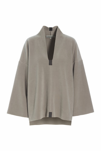Casual fleece pullover with a loose fit and shawl collar. This pullover features a relaxed, spacious silhouette with side slits and a slightly longer back. The length of the slits allows you to wear it comfortably on its own, without a top underneath.