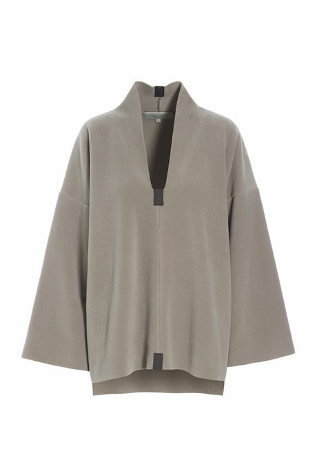 Casual fleece pullover with a loose fit and shawl collar. This pullover features a relaxed, spacious silhouette with side slits and a slightly longer back. The length of the slits allows you to wear it comfortably on its own, without a top underneath.