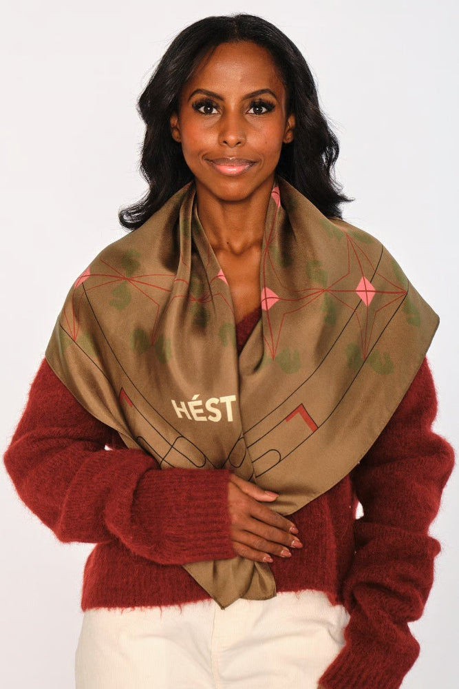 The Eliza Silk Scarf Large is crafted from 100% silk with an all-over horse and abstract print. Measuring 90×90 cm, it’s ideal for draping, tying, or layering. A luxurious statement piece that adds a chic finish to any look