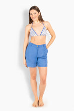 Load image into Gallery viewer, HÉST Emilie Shorts

Tailored shorts designed with a clean, structured silhouette. Crafted from a breathable linen and viscose blend, they offer a light feel and a soft, natural drape. Finished with a waistband, button closure, and side pockets, along with a subtle HÉST detail for a refined touch. A versatile style that pairs effortlessly with both relaxed and more polished looks.