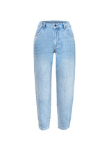 Load image into Gallery viewer, Introducing the GIUSY Cotton/Linen Jeans from Hést, a stylish addition to your Spring Summer '26 wardrobe. Crafted from a blend of 80% cotton and 20% linen, these jeans offer a lightweight and breathable feel, perfect for the season. Designed for women and available in the classic Light Wash Denim colour, they feature a flattering fit that combines fashion with comfort. Whether for casual outings or a relaxed day at home, the GIUSY Cotton/Linen Jeans promise versatility and timeless denim style. 