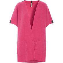 Load image into Gallery viewer, NORMAL FIT 
An elegant vest with a straight, loose fit, designed with side slits and large arm openings for easy layering. Cut to a perfect mid-length and finished with pocket details and our signature grosgrain band for a refined touch.
A versatile piece that works across all seasons – perfect for layering over a dress on a breezy summer evening or worn over a sweater when the temperature drops.
- 100% EU production
- 70% polyester min. 50% recycled
- 30% viscose
- OEKO-TEX® STANDARD 100