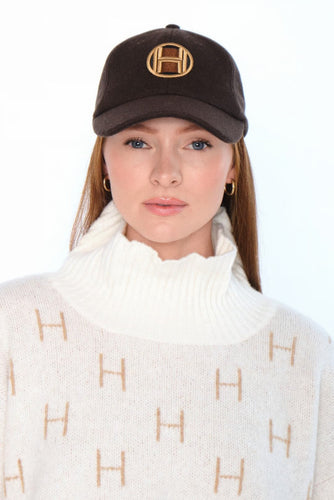 he Lou Cap is a refined take on the classic baseball cap, crafted from a wool–polyester blend.
Rib-knitted with a fold-up detail and signature H embroidery.
A stylish and versatile piece for effortless everyday wear.