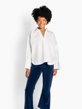 Load image into Gallery viewer, A stylish everyday shirt in a lightweight cotton blend with a relaxed silhouette and a soft, supple drape. Designed with a modern popover neckline, soft collar and rounded hem for a clean and uncluttered look. The signature embroidered HÉST logo at the cuffs adds a subtle brand detail, making the shirt a versatile piece that works equally well with a casual and more dressed-up style.


Material: 100% Cotton