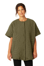 Load image into Gallery viewer, Discover our quilted cape, designed for comfort and style. With a crew neck and soft padding, it offers warmth without compromising elegance. The cape features welted side pockets and a hidden snap button closure covered in fabric. Its slightly oversized fit makes it ideal for layering, while the exclusive embroidery pattern adds a unique touch. The distinctive pattern is a protected and registered design, created exclusively for Ilse Jacobsen Hornbæk.