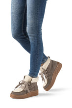 Load image into Gallery viewer, These warm boots in suede leather combine tonal laces with cozy teddy at the top and front for a relaxed look. Set on a flexible grooved rubber sole, they are stylish, durable, and made for all-day wear.

Materials:

Composition: 100% Calf Suede / 100% Polyester
Insole: 100% Pig Skin Leather
Outsole: 100% TPR