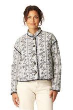 Load image into Gallery viewer, This short, boxy quilted jacket features soft stitched padding and a small mandarin collar. It is adorned with contrast-coloured trim at all hems, hidden front pockets, and logo horn buttons for the front closure.