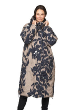 Load image into Gallery viewer, This long padded coat is cut in a generous shape. The surface stays clean and smooth thanks to diamond-quilted padding placed on the inside. Long side slits with push buttons add flexibility, and a bottom casing allows you to adjust the silhouette. Functional details include a fixed hood, fleece-lined welt pockets with decorative stitching and push-button closures, and a two-way YKK zipper concealed under the front placket. Inside, comfort is enhanced by a rib insert at the neck, soft fleece cuffs, and a se