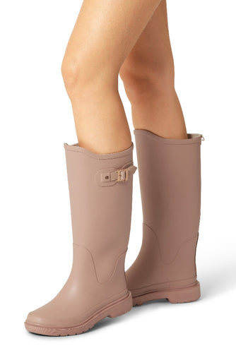 High-shaped knee-length wellingtons that combine practical function with refined style. Designed with a decorative D-ring at the back and a metal logo buckle on an adjustable strap, these boots bring elevated detailing to a classic silhouette. The tone-on-tone finish between shaft and sole enhances the modern, monochrome look.

Crafted with a lightweight EVA and rubber sole for reliable grip on wet surfaces, and lined with soft cotton for added comfort.