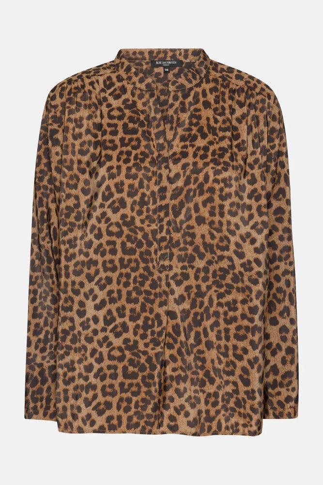 A refined shirt with a half placket and hidden logo buttons for branded detail. The design includes a yoke at the centre back, with small gatherings below for added design. This style features an exclusive, in-house designed print.