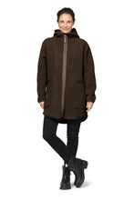 Load image into Gallery viewer, A soft pile jacket with a large hood, keeping you warm without feeling heavy.

Comfort and modern design come together in this soft pile jacket, made for cosy, easy days. A large hood and elastic binding at all hems keep the fit relaxed and comfortable, while a decorative grosgrain front zipper sets a refined tone. Square pockets with grosgrain details and neat flatlock stitching add a polished finish throughout. The gently rounded hemline at the back enhances the feminine silhouette, and a subtle rubber lo