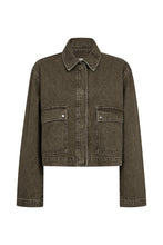 Load image into Gallery viewer, The Emma Denim Jacket in Wash Olinda brings structure and attitude to your everyday looks. With its boxy fit, cropped length and oversized utility pockets, it’s the perfect balance between timeless and trend-driven.
Pair it with high-rise denim or over soft tailoring – and let the muted green-grey wash do the talking.
Size &amp; Fit:
• Cropped, boxy silhouette
• Straight fit through body and sleeves
• Designed for layering
Details:
• Faded olive-grey wash
• Front flap pockets with snap buttons
